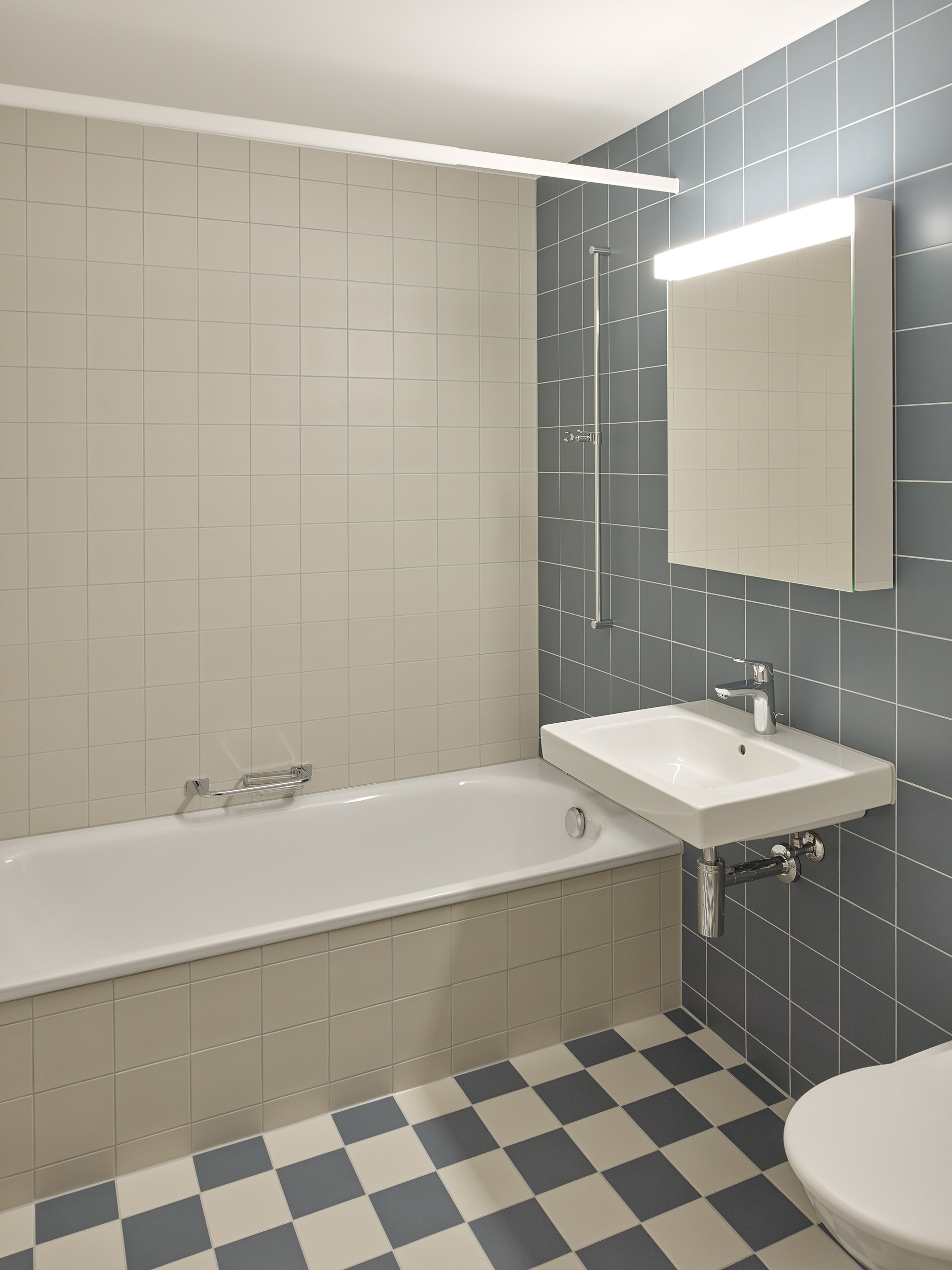 E18686 Alpa 080204 SCREEN